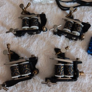 Kit completo de tatuaje con 4 máquinas y maletín