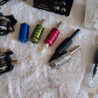 Kit completo de tatuaje con 4 máquinas y maletín