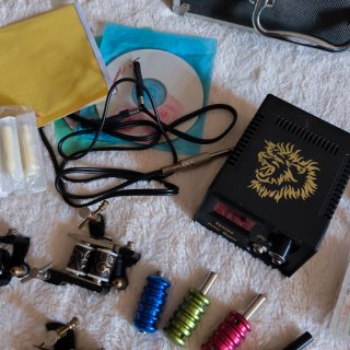 Kit completo de tatuaje con 4 máquinas y maletín