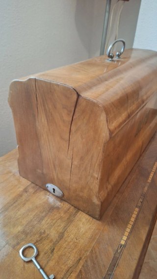Máquina de coser Alfa con mueble