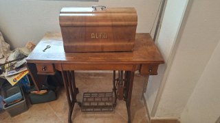 Máquina de coser Alfa con mueble