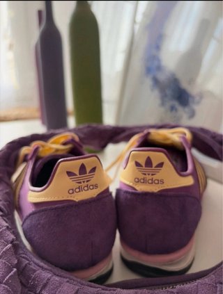 Zapatillas Adidas SL72 moradas y bolso piel