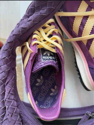 Zapatillas Adidas SL72 moradas y bolso piel