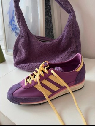 Zapatillas Adidas SL72 moradas y bolso piel