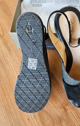 Sandalias Stonfly negras y plateadas