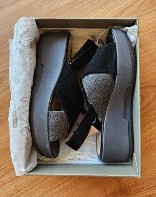 Sandalias Stonfly negras y plateadas