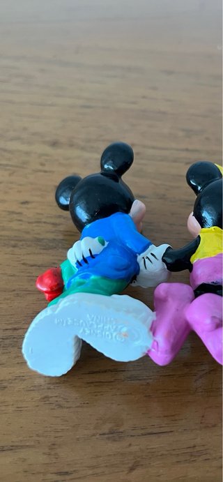Mickey y Minnie Mouse enamorados cogidos d la mano