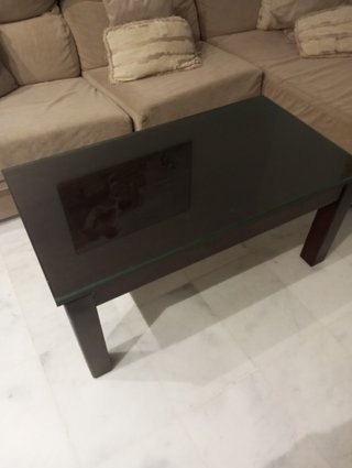 Mesa elevable de madera con cristal, de 103x55 cm.