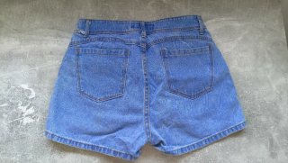 Minifalda pantalón vaquera azul.