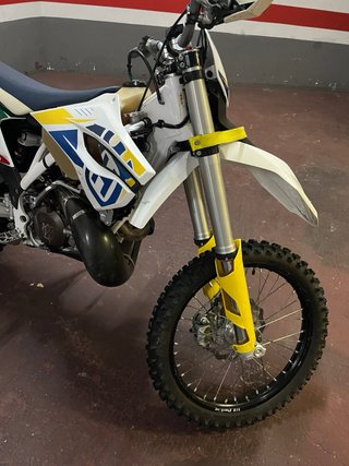 Husqvarna Enduro Moto Blanca y Amarilla