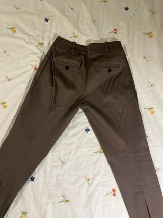 Pantalón marrón pierna ajustada