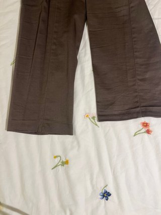 Pantalón marrón pierna ajustada