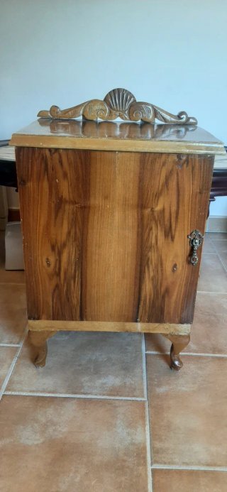 Mesilla de madera con detalle tallado