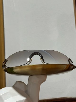 Gafas de sol pantalla transparente envolventes.