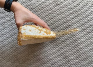 Bolso de fiesta beige y dorado bordado