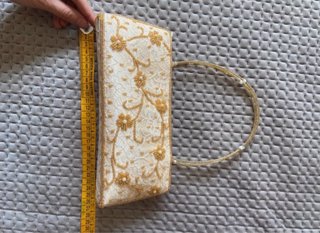 Bolso de fiesta beige y dorado bordado