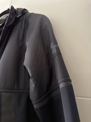 Abrigo Under Armour Negro con Capucha