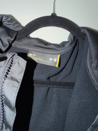 Abrigo Under Armour Negro con Capucha