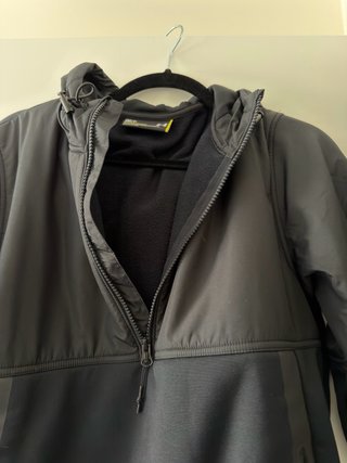 Abrigo Under Armour Negro con Capucha