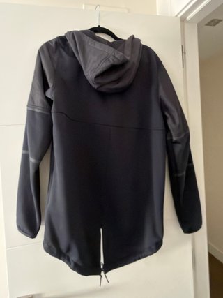 Abrigo Under Armour Negro con Capucha