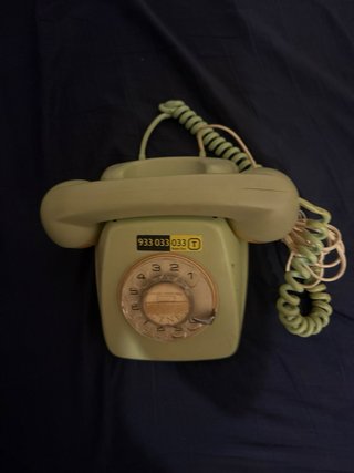 Teléfono antiguo verde y amarillo