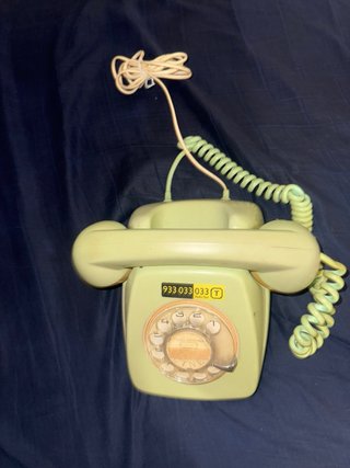 Teléfono antiguo verde y amarillo