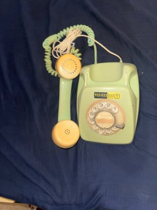 Teléfono antiguo verde y amarillo