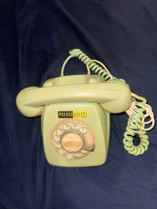 Teléfono antiguo verde y amarillo