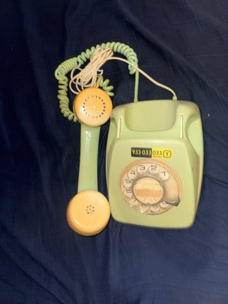 Teléfono antiguo verde y amarillo