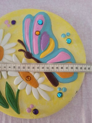 Plato decorativo mariposa y flores pintado a mano