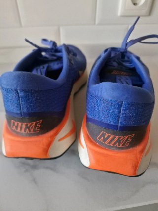 Zapatillas running Nike azules y naranjas
