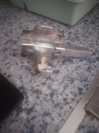 Cerradura de metal con llave