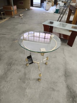 Mesa auxiliar acrílico y cristal
