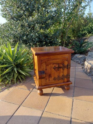 Mueble de madera estilo rústico