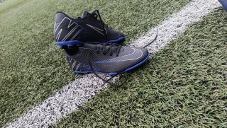 Zapatillas de fútbol Nike negras y azules .