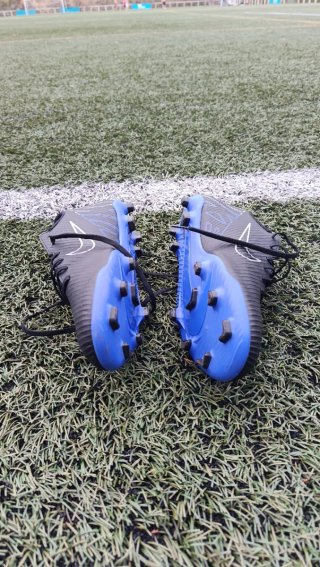 Zapatillas de fútbol Nike negras y azules .