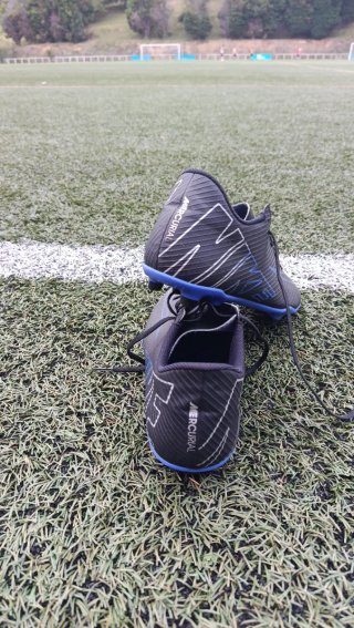 Zapatillas de fútbol Nike negras y azules .