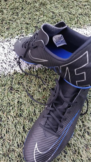 Zapatillas de fútbol Nike negras y azules .