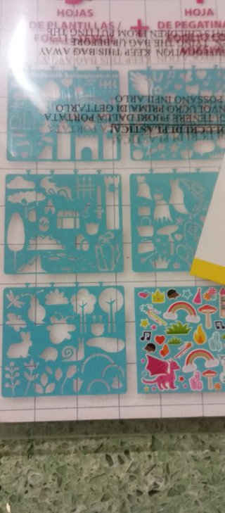 Album Disegno Mondo Magico con Sagome e Adesivi