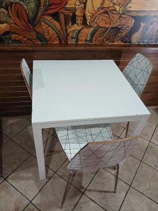 4 Mesas y 13 Sillas Modernas TODO SÓLO 100€