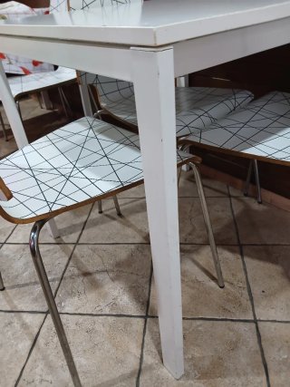 4 Mesas y 13 Sillas Modernas TODO SÓLO 100€