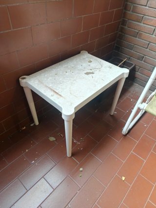 Mesa auxiliar de plástico blanca
