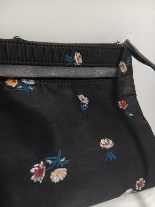 Bolso negro con flores multicolor