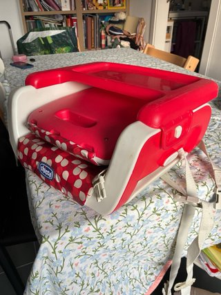 Trona portátil Chicco roja y blanca