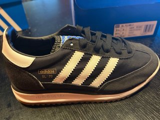 Zapatillas Adidas Negras y Blancas SL 72