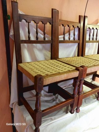 Conjunto de 3 sillas de enea.
