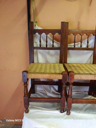 Conjunto de 3 sillas de enea.