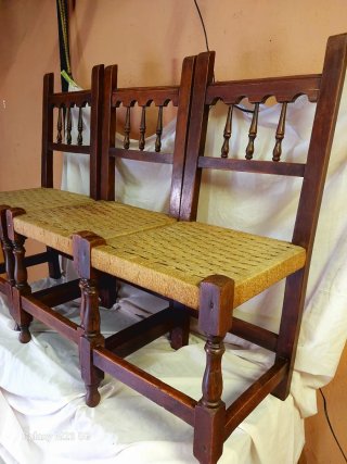 Conjunto de 3 sillas de enea.
