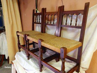 Conjunto de 3 sillas de enea.