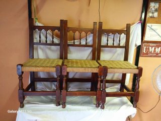 Conjunto de 3 sillas de enea.